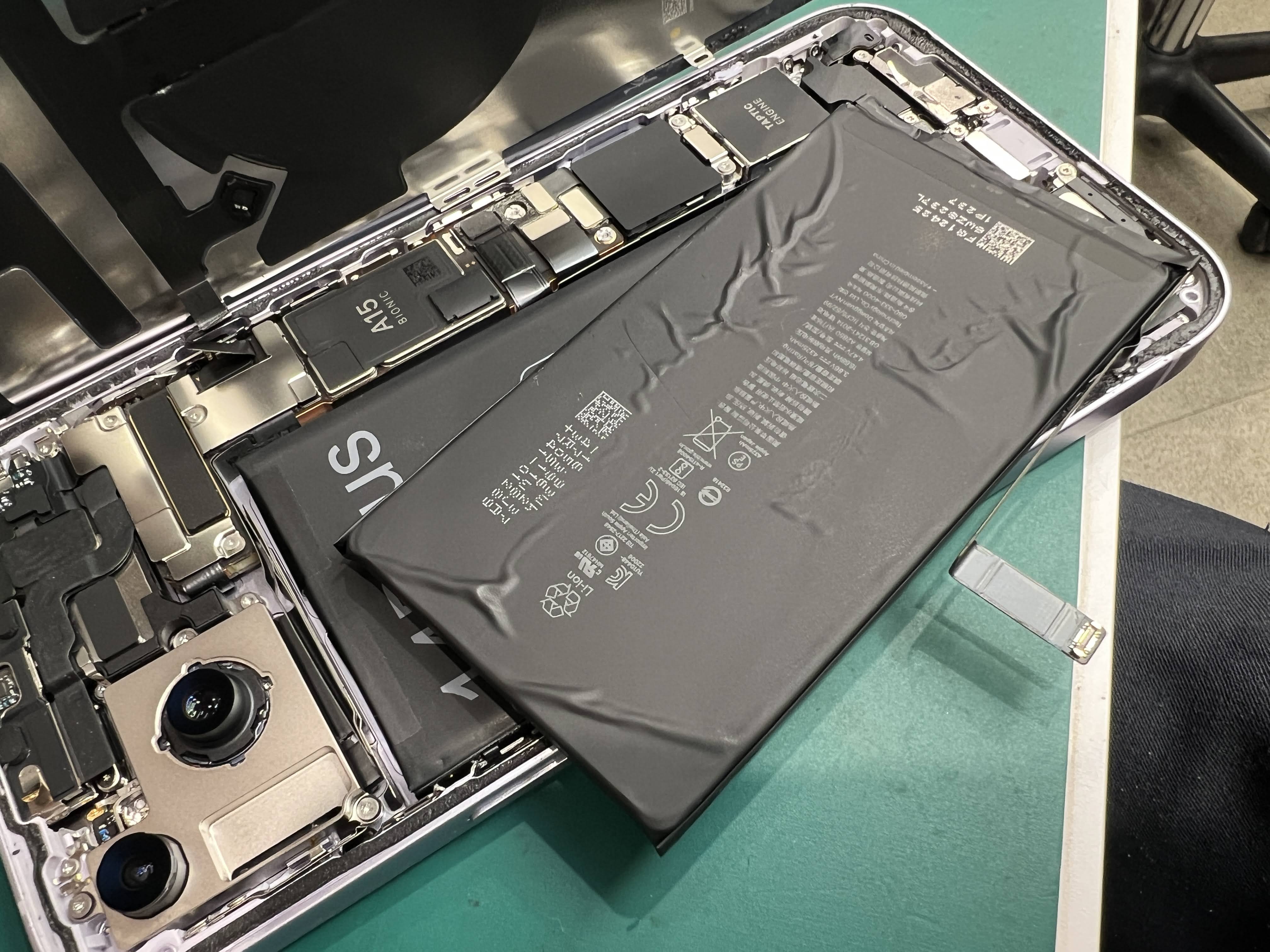 iPhone14 Plus バッテリー交換｜充電の持ちが気になったら早めのメンテナンス