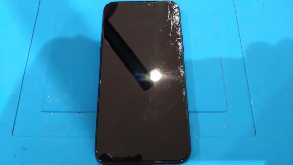 ガラスが割れて、映らなくなってしまったiPhoneXR（アイフォン）の画面交換承りました！！