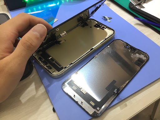 【絶対NG】スマホを水没させてしまったら？やってはいけない行動と正しい応急処置