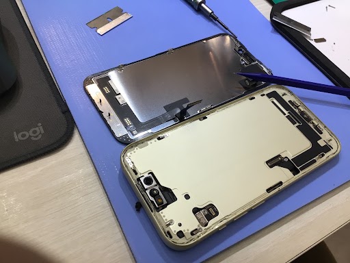 スマホのバッテリーが膨張している。。。そんな時は慌てずスマホ修理工房へご相談下さい！！！