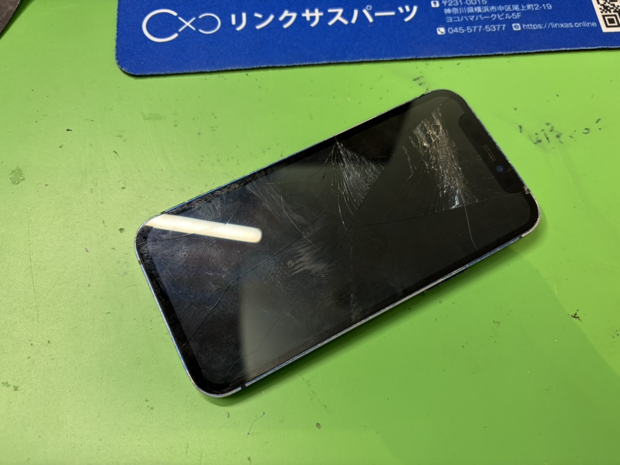 iPhone12miniの画面が割れてしまった状態(横浜関内・修理工房横浜関内店)