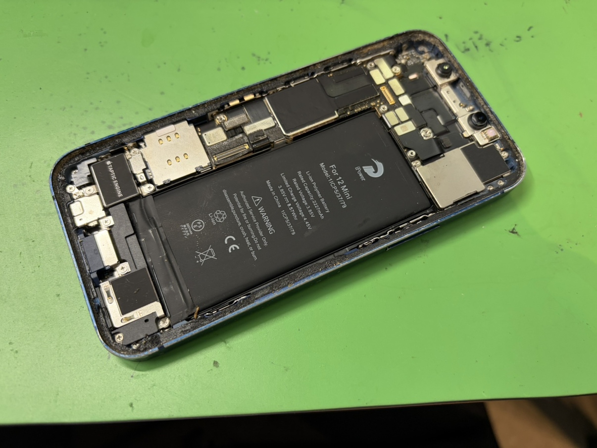 iPhone12mini分解中の様子・画面パネル交換作業(修理工房横浜関内店)