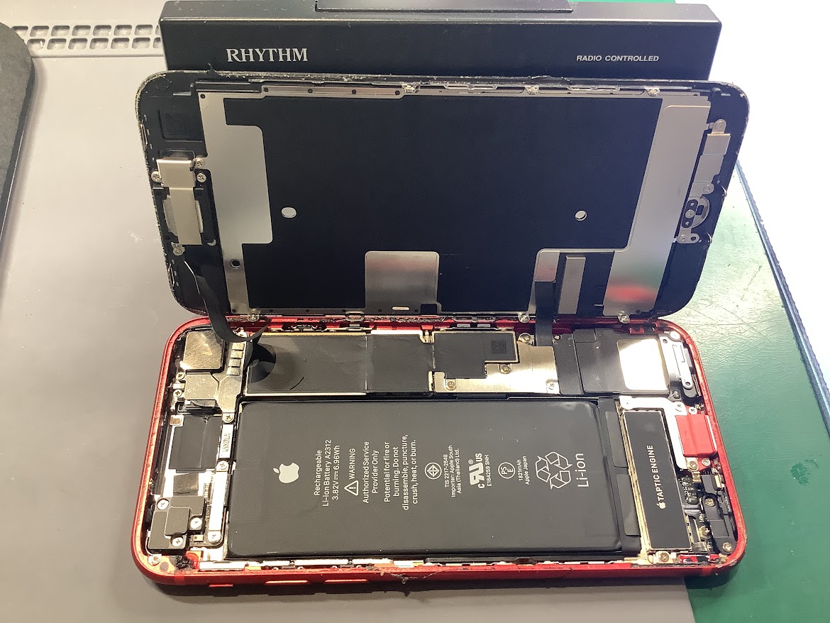 iPhoneSE2のバッテリー交換ならデータをそのまま・最短即日修理のスマホ修理工房ラザウォーク甲斐双葉店へ