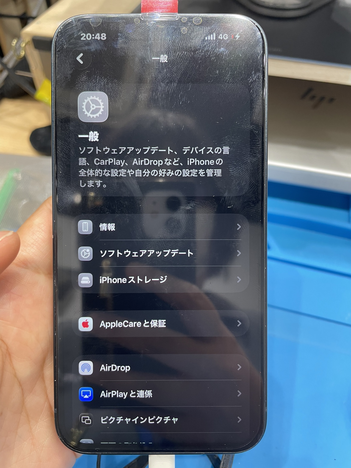 iPhone 14が雨に濡れて画面がついたり消えたりする症状に！機種変更前のデータ確保のため画面交換を実施