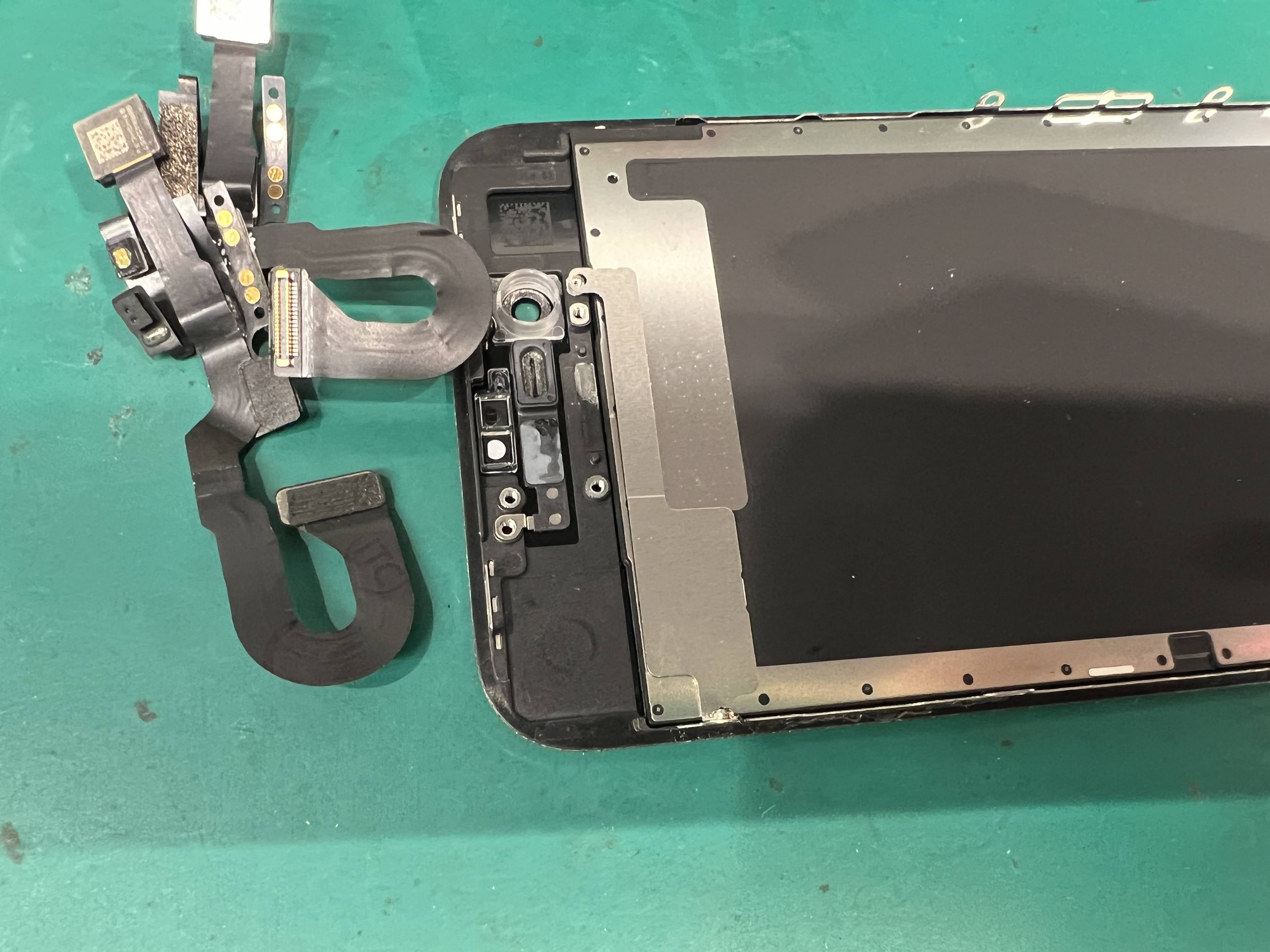iPhone SE3 インカメラが使えない！インダクションケーブル交換修理