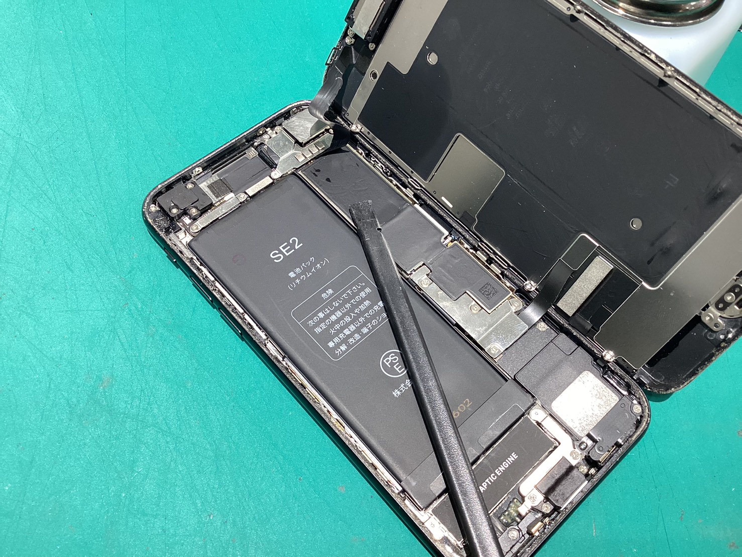 落下で割れてしまったiPhone SE2の画面修理！フロントパネル交換で対応 ～ スマホ修理工房新狭山店