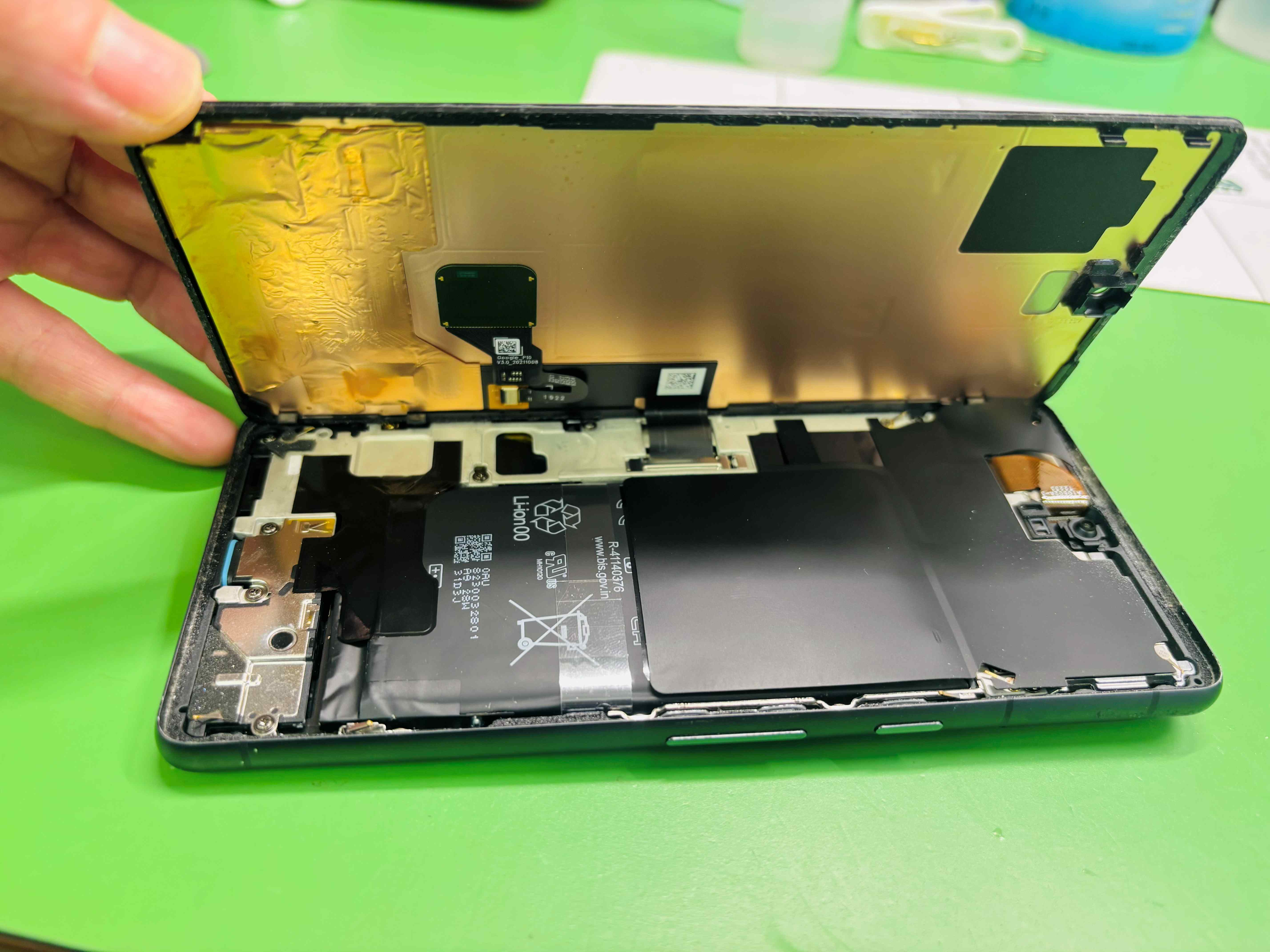 バッテリーが膨張して画面が浮いてきてしまったGooglePixel７【中央林間店】