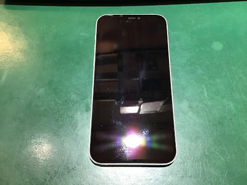 iPhone 12が雨に濡れて不調に！？内部浸水からデータを守る精密復旧手順