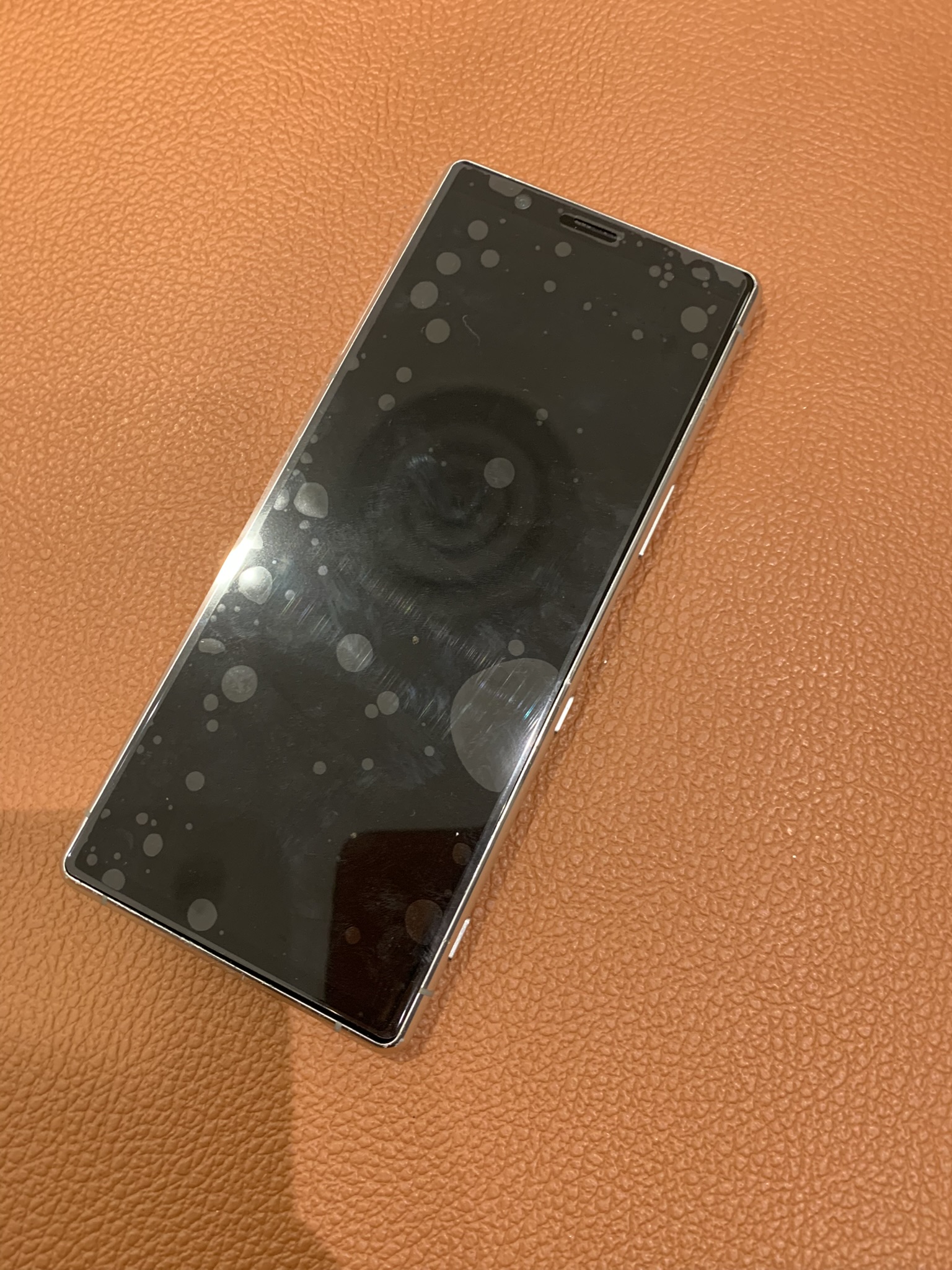 ガラスが割れてしまったXperia5の画面交換修理を承りました