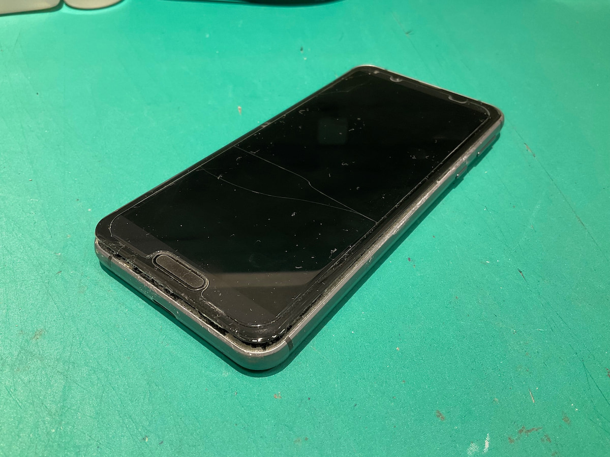 画面が浮いて閉まらない原因はバッテリー膨張！AQUOS sense3 liteのバッテリー交換修理 【スマホ修理工房新狭山店】