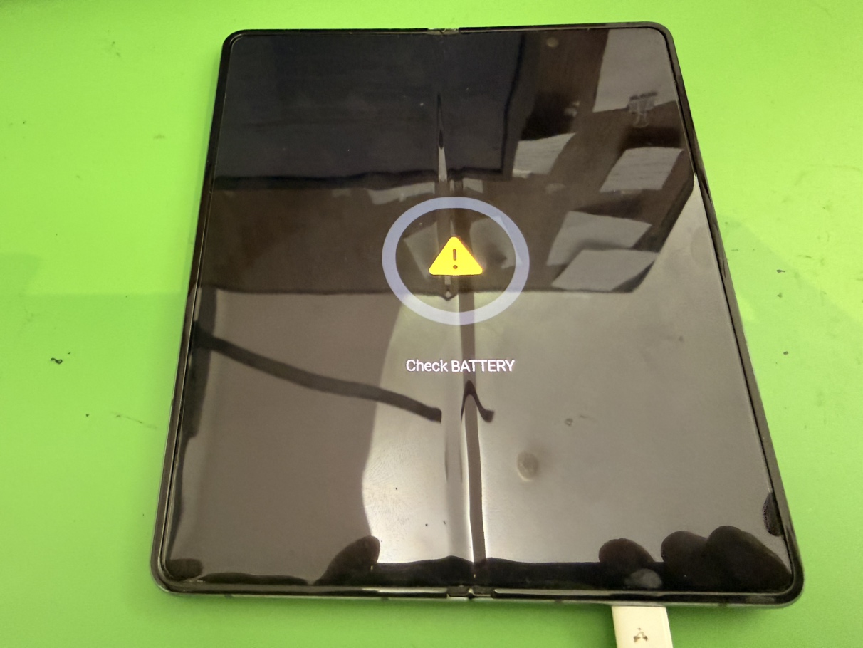 【横須賀】Galaxy Z Fold4に「Check Battery」表示｜バッテリー交換で復旧しました