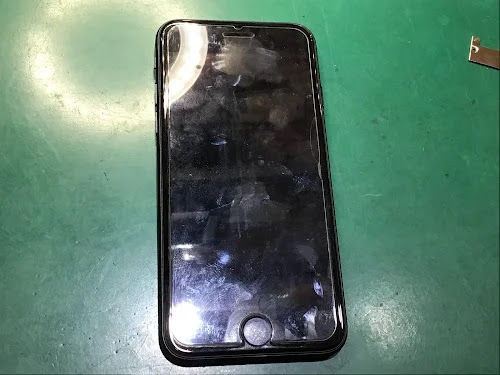 iPhone SE3の画面がつかない！？ブラックアウトから表示を復活させる精密修理工程