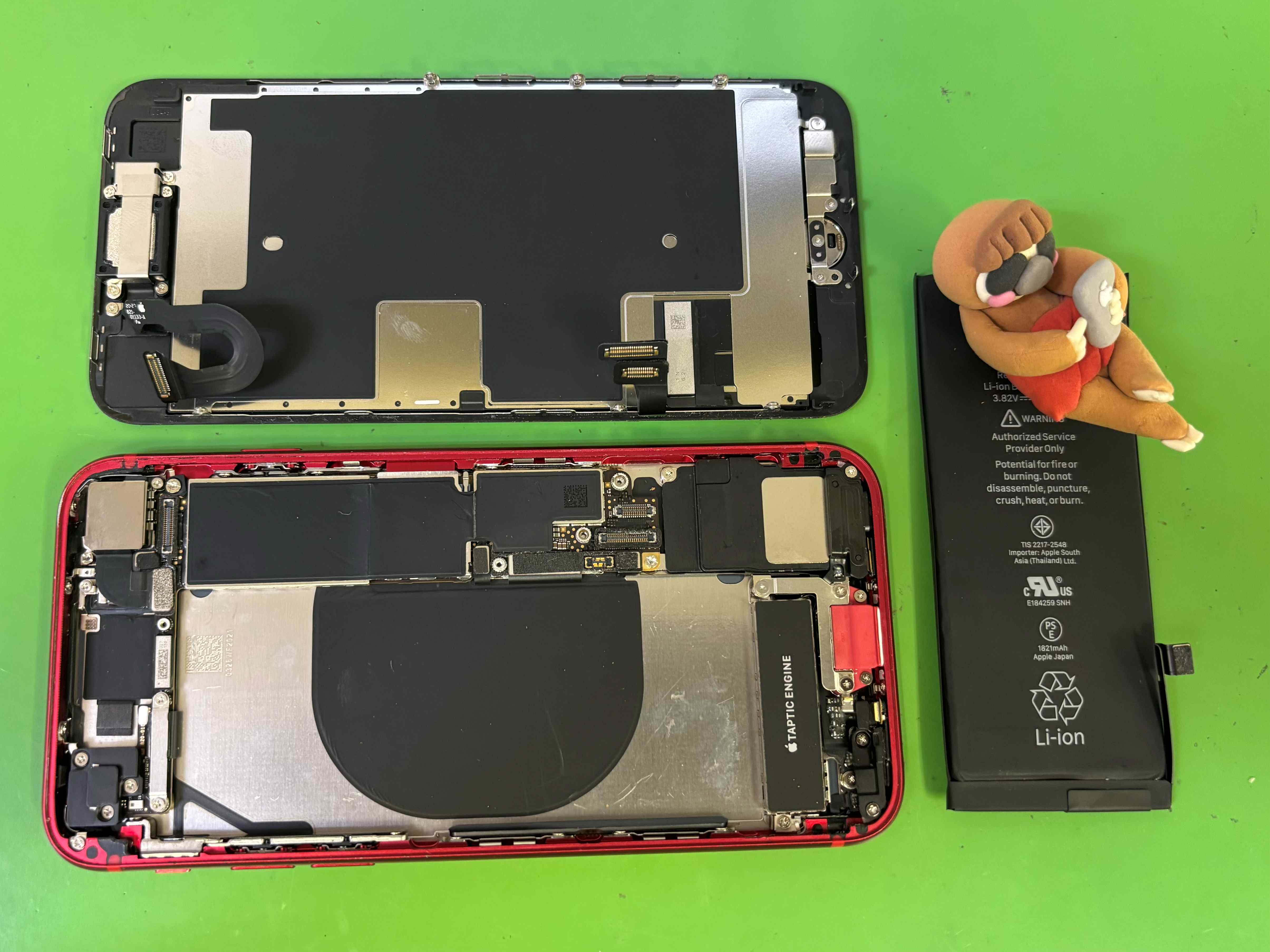 iPhoneSE2のバッテリー交換、内部をキレイお掃除してお返ししました【中央林間店】