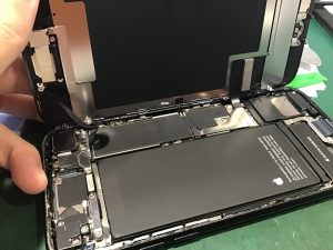 iPhoneSE3のバッテリー交換ならデータをそのまま・最短即日修理のスマホ修理工房ラザウォーク甲斐双葉店へ！