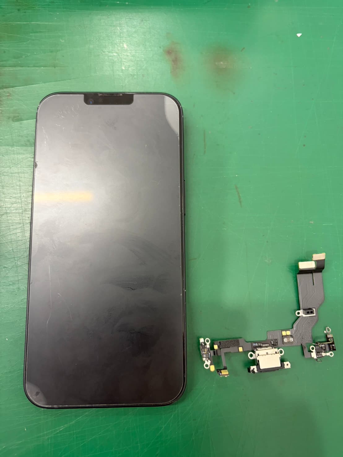 【iPhone 16e】の充電コネクタ交換の修理を承りました-スマホ修理工房和光市駅北口店-