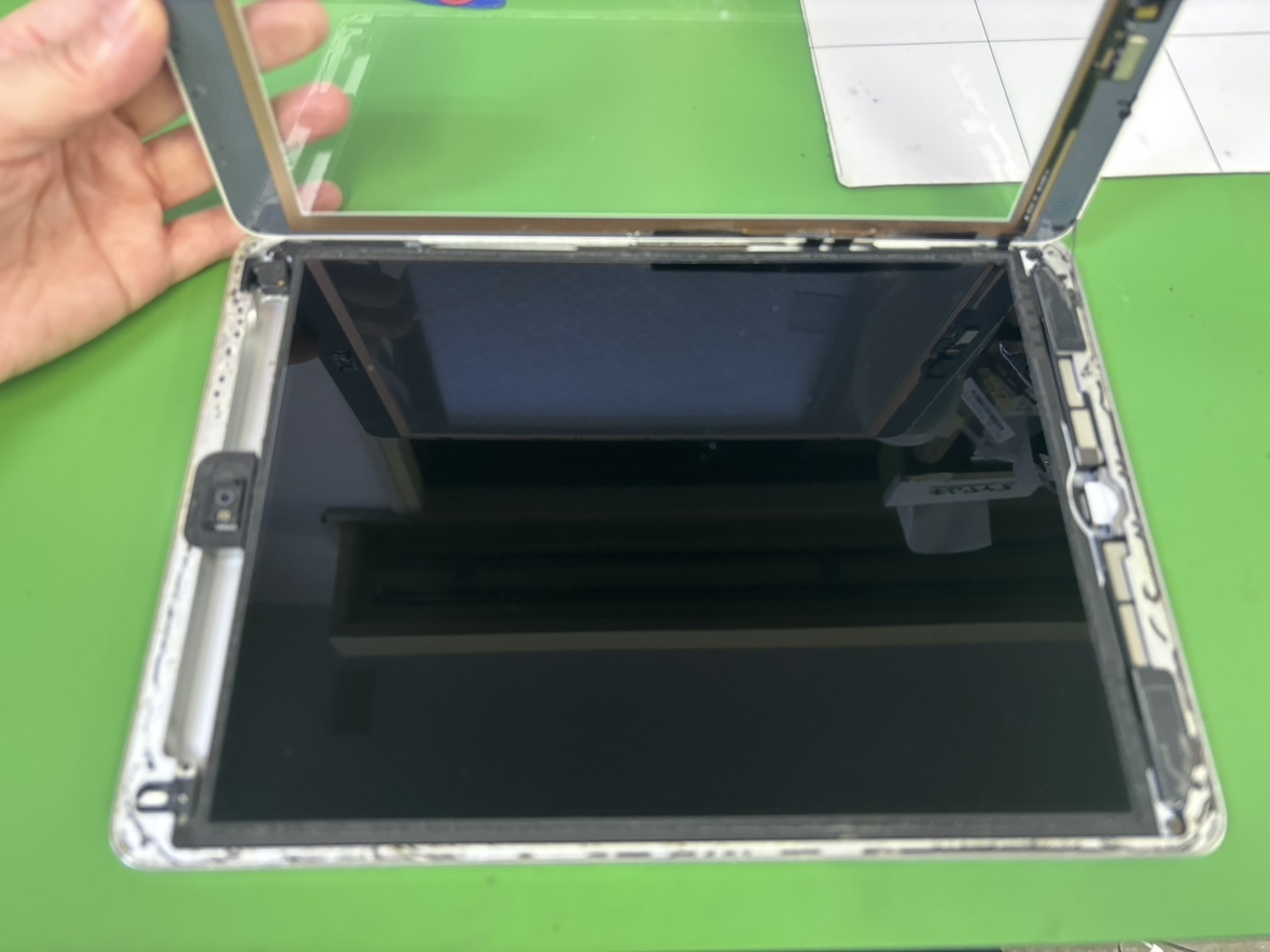 iPad6のタッチパネル交換を承りました