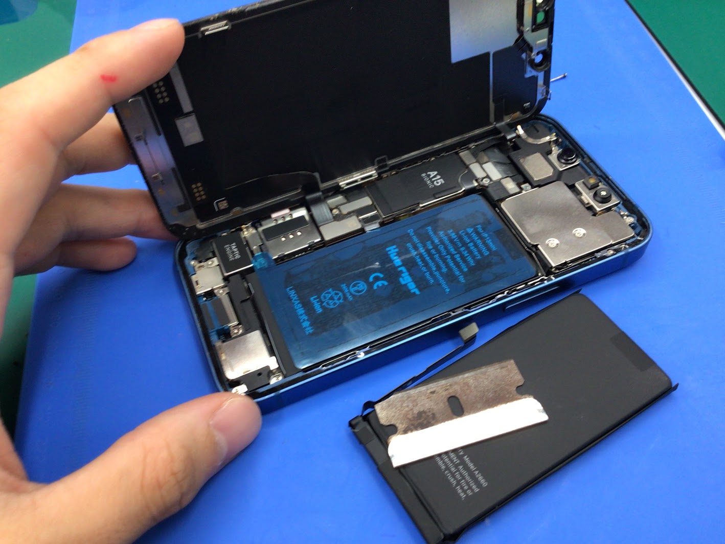 iPhone13 miniのバッテリー交換ならデータをそのまま・最短即日修理のスマホ修理工房海老名ビナウォーク店へ🦐