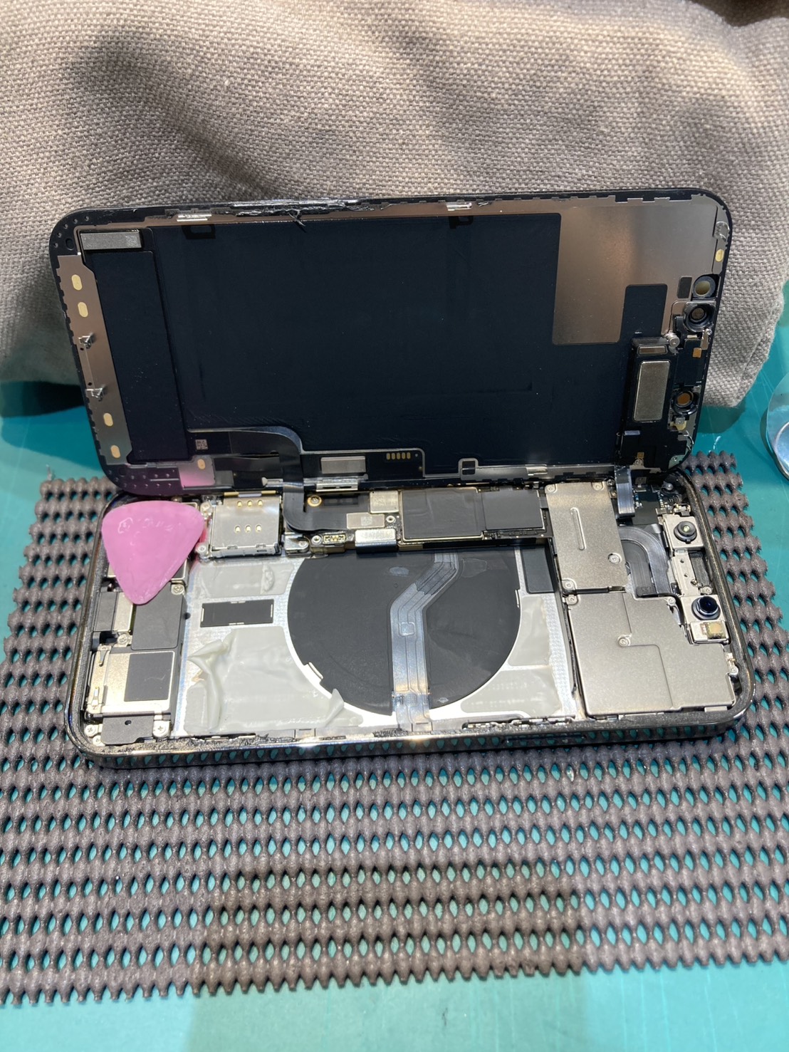 充電の減りが早くなったiPhone 12 Proのバッテリー交換修理 ～ スマホ修理工房新狭山店