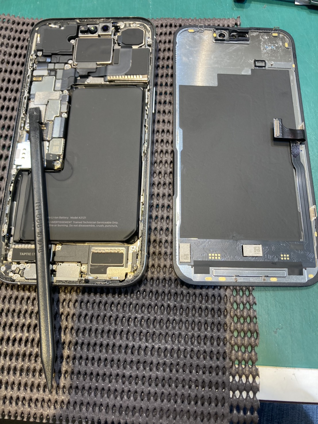 液晶が破損したiPhone 15 Proの画面修理！フロントパネル交換で対応 ～ スマホ修理工房新狭山店