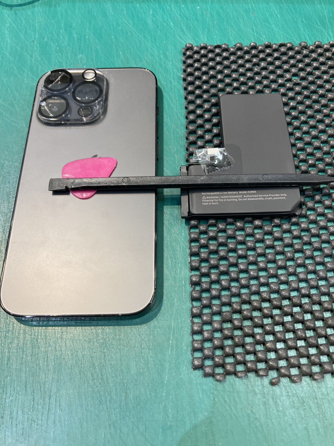 充電の減りが早くなったiPhone 14 Pro、バッテリー交換で劣化のお悩みに対応！ ～ スマホ修理工房新狭山店