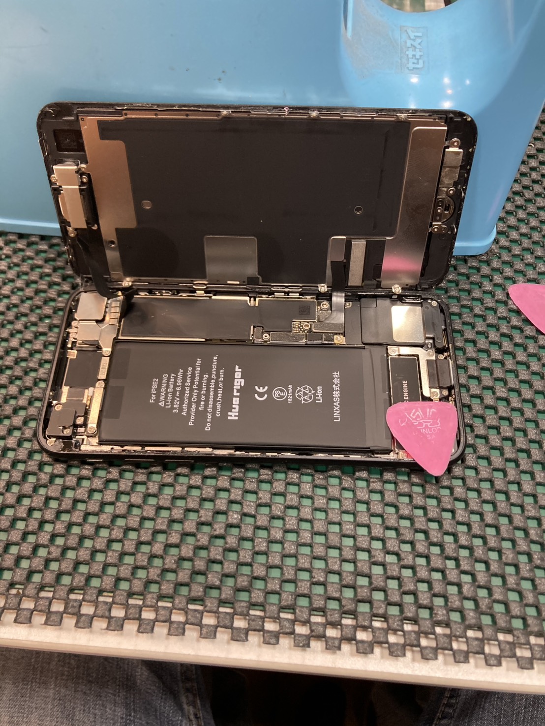 まだまだ使いたいiPhone SE2！充電の持ちが悪くなったバッテリーを交換修理 ～ スマホ修理工房新狭山店