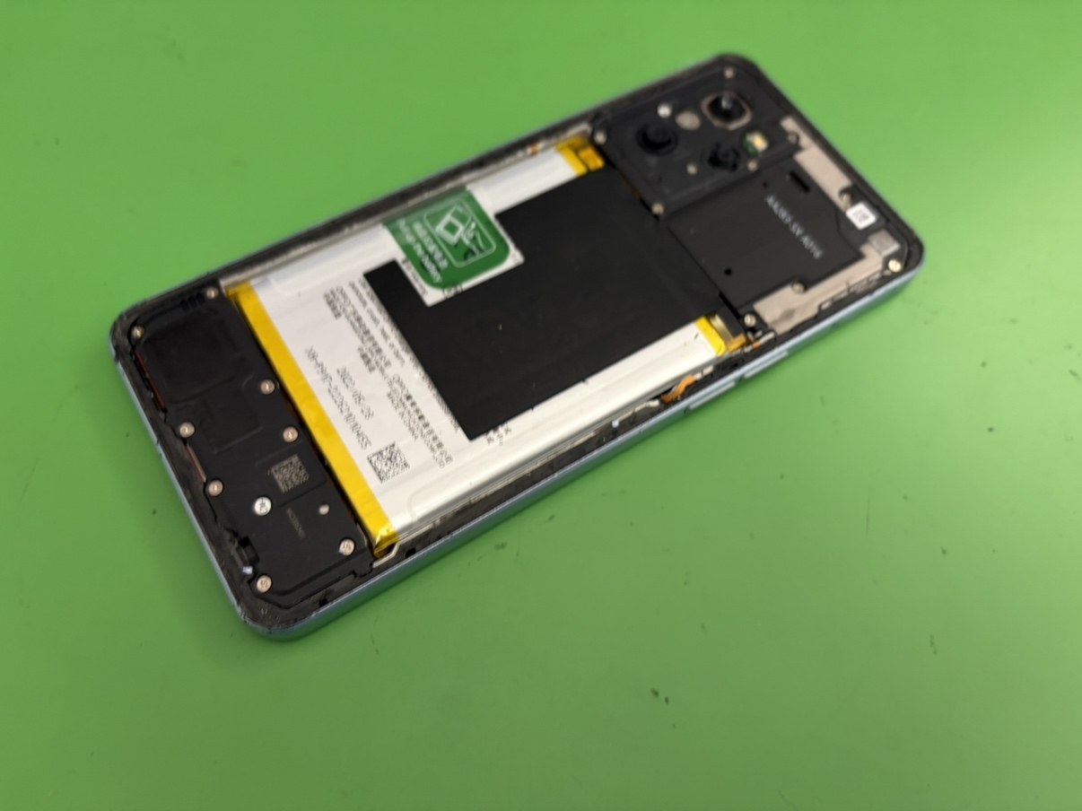 OPPO Reno7 A分解中の様子・画面パネル交換作業(修理工房横浜関内店)