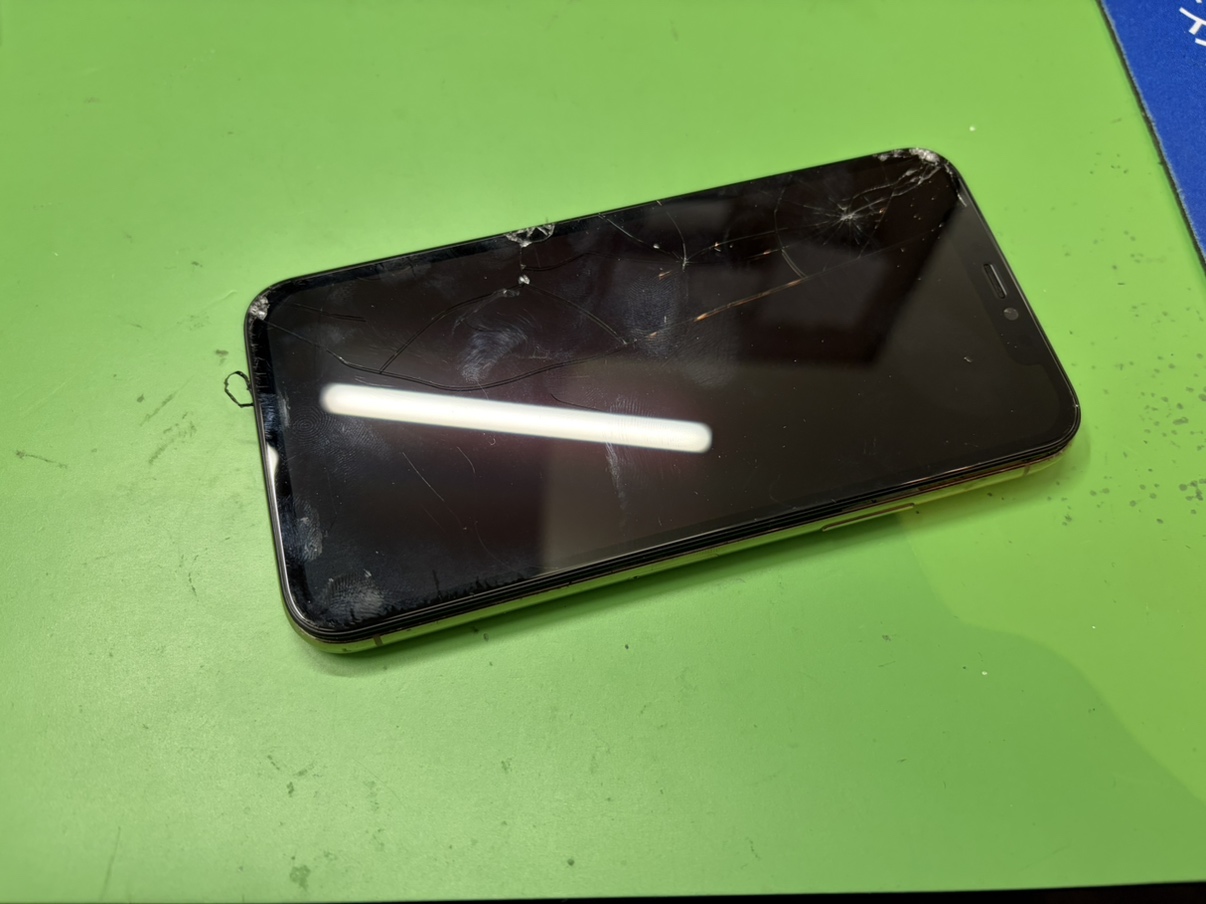 iPhone11Proの画面が割れて映らない状態(横浜関内・修理工房横浜関内店)