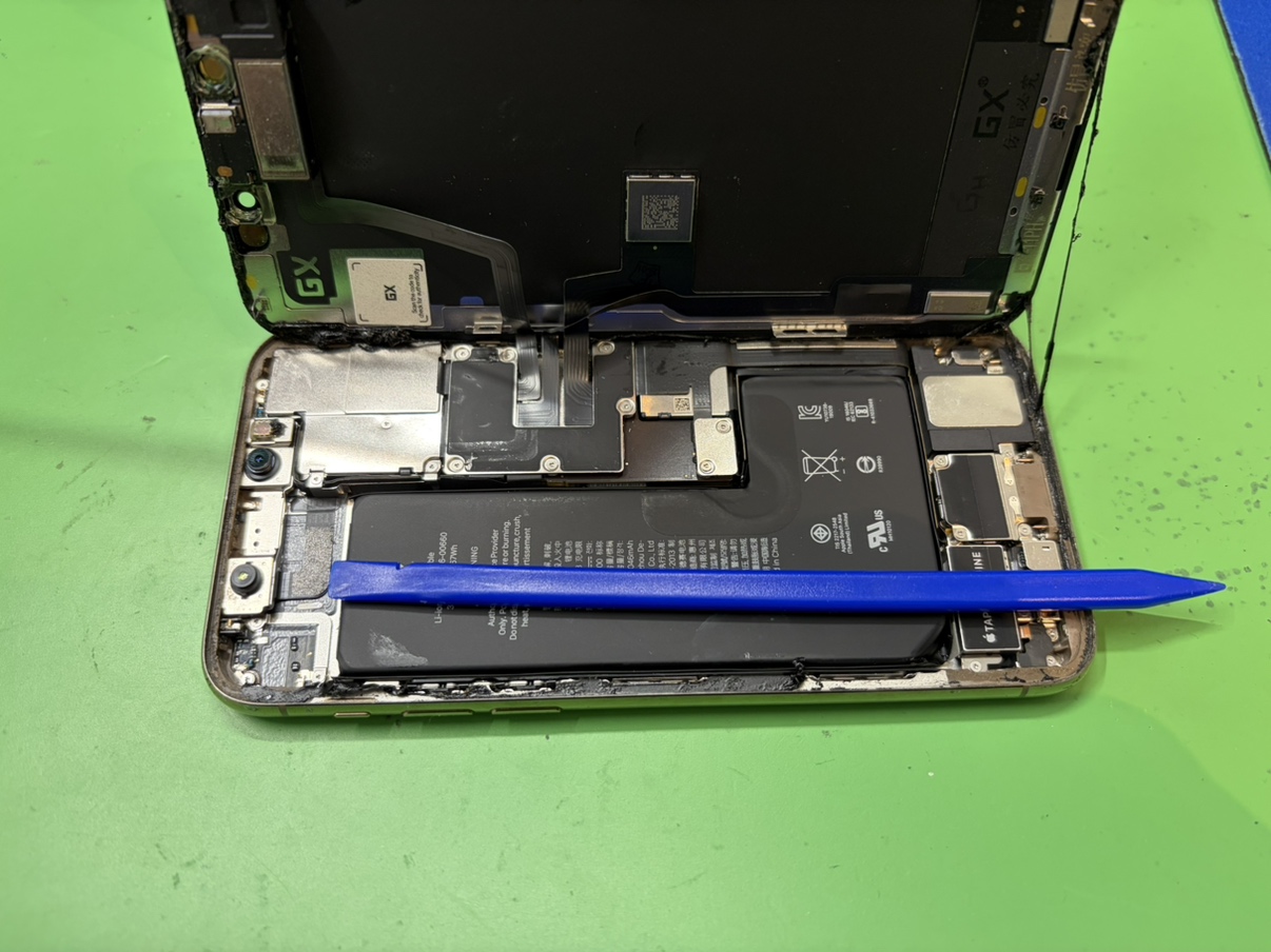 iPhone11Pro分解中の様子・画面パネル交換作業(修理工房横浜関内店)
