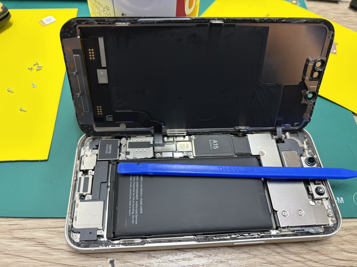 iPhone13分解中の様子・バッテリー交換作業(修理工房関内店)