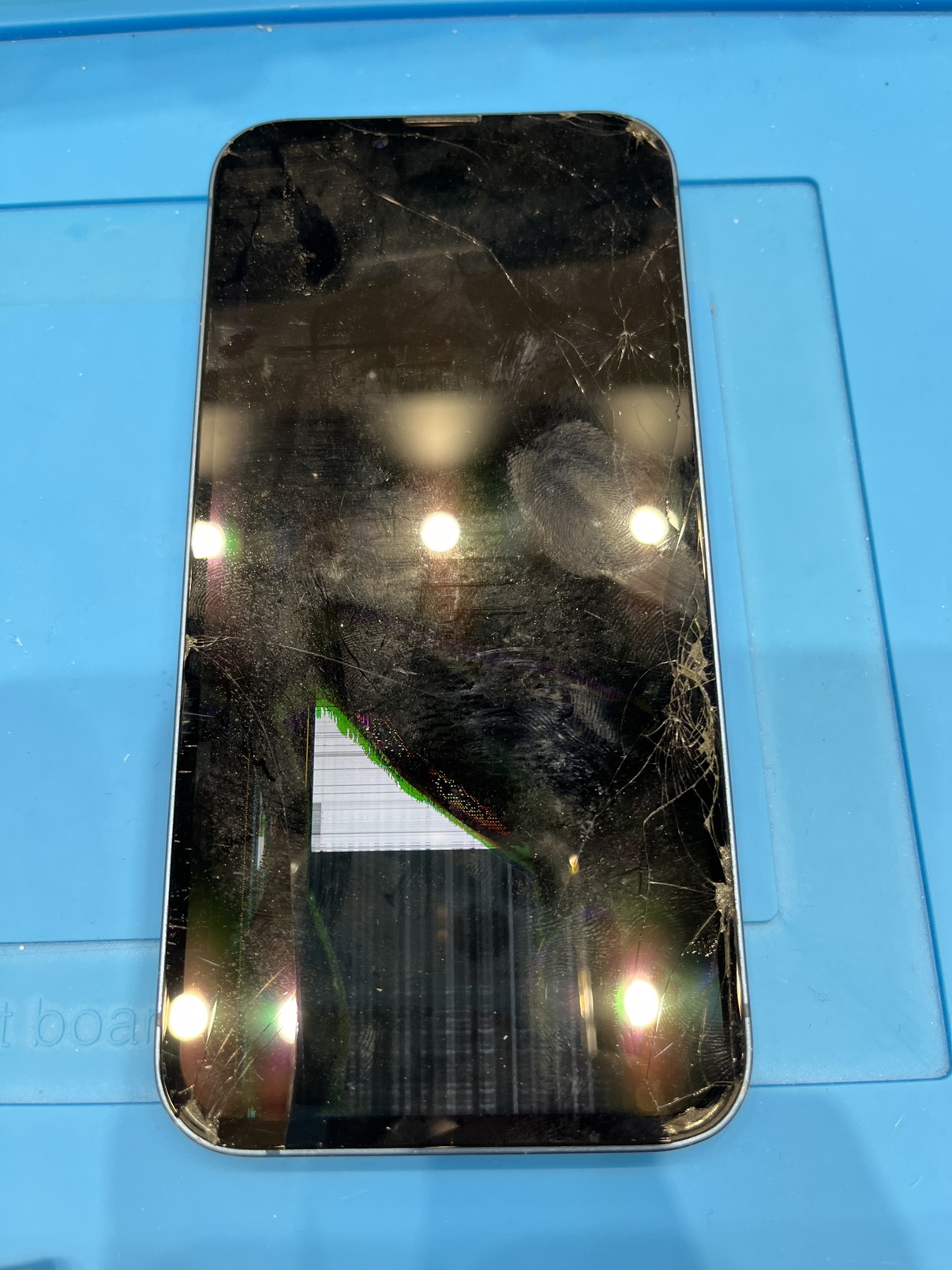 iPhone14の液晶破損修理｜画面交換で綺麗に復旧しました