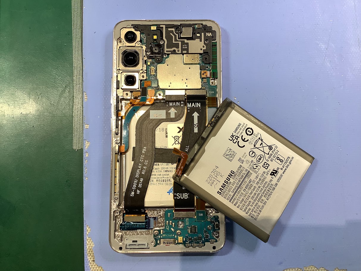 GalaxyS22のバッテリー交換ならデータをそのまま・最短即日修理のスマホ修理工房ラザウォーク甲斐双葉店へ！