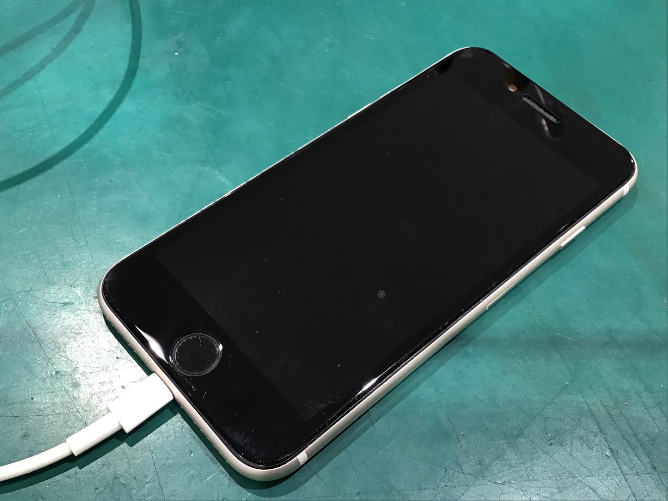 iPhoneSE第3世代(アイフォーン)のバッテリー交換はスマホ修理工房丸井錦糸町店におまかせください！