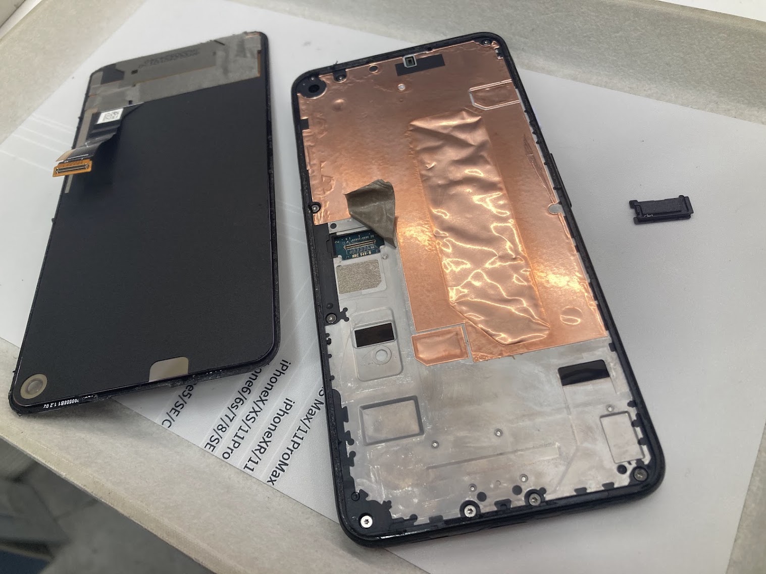 「ただのひび割れ」スマホの画面のひび割れ放置していませんか？