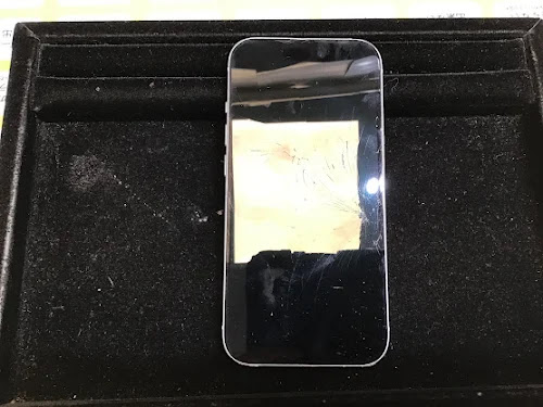 iPhone 15の画面割れもピカピカに復活！美しい表示を取り戻す精密修理工程