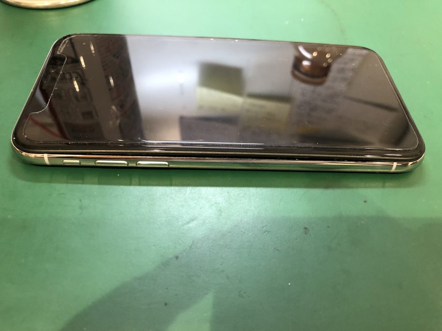 iPhone X バッテリー膨張で画面が浮いてる？【スマホ修理工房テラスモール湘南店】