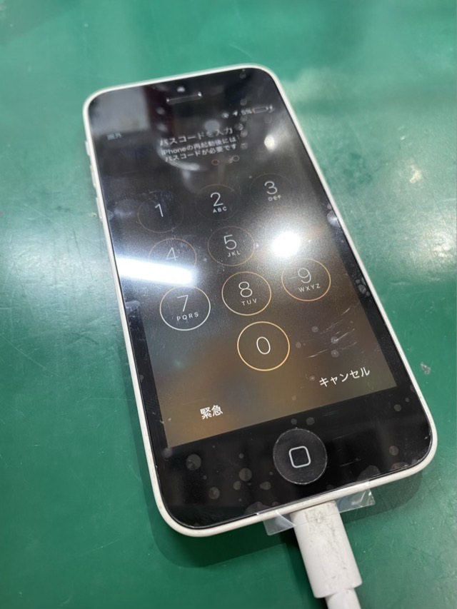 iPhone5C(アイフォン)の画面交換はスマホ修理工房池袋P'パルコ店で対応しております!