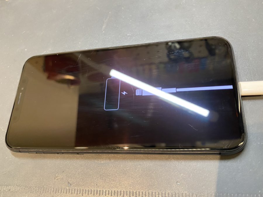 充電が出来ず、つかなくなってしまったiPhone X（アイフォン）の修理を行いました！