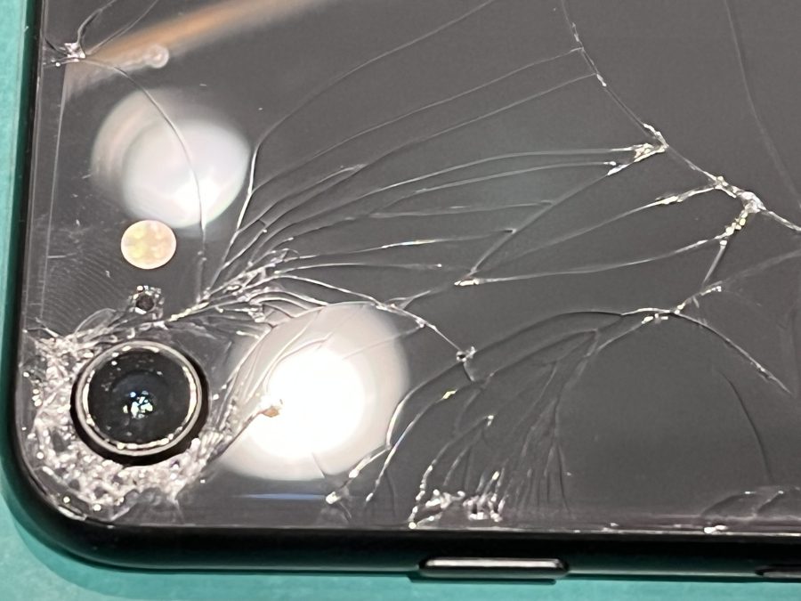 iPhone8(アイフォン)の背面ガラス修理最短120分から♪千葉駅ビル地下１階のスマホ修理工房ペリエ千葉店でどうぞ！