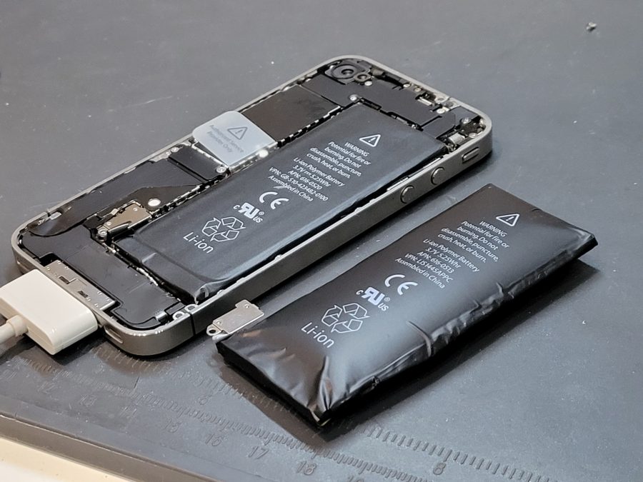 iPhone4(アイフォン)のバッテリーが気づいたら膨らんでしまっていた！スマホ修理工房ならバッテリー交換対応可能です！