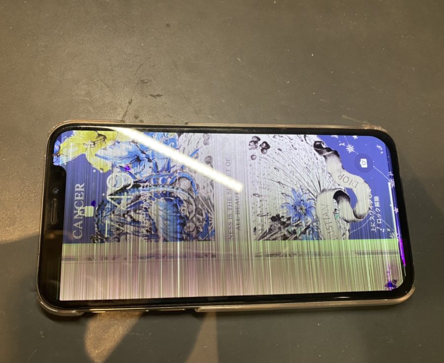 落下の影響でiPhoneXS（アイフォン）の液晶にダメージが！そんな時はスマホ修理工房なんばウォーク店にご相談ください！