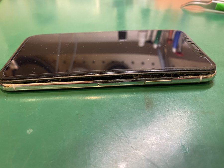 iPhoneX(アイフォン)のバッテリーが膨らんできたらスマホ修理工房なんばウォーク店にお任せください！即日での修理が可能