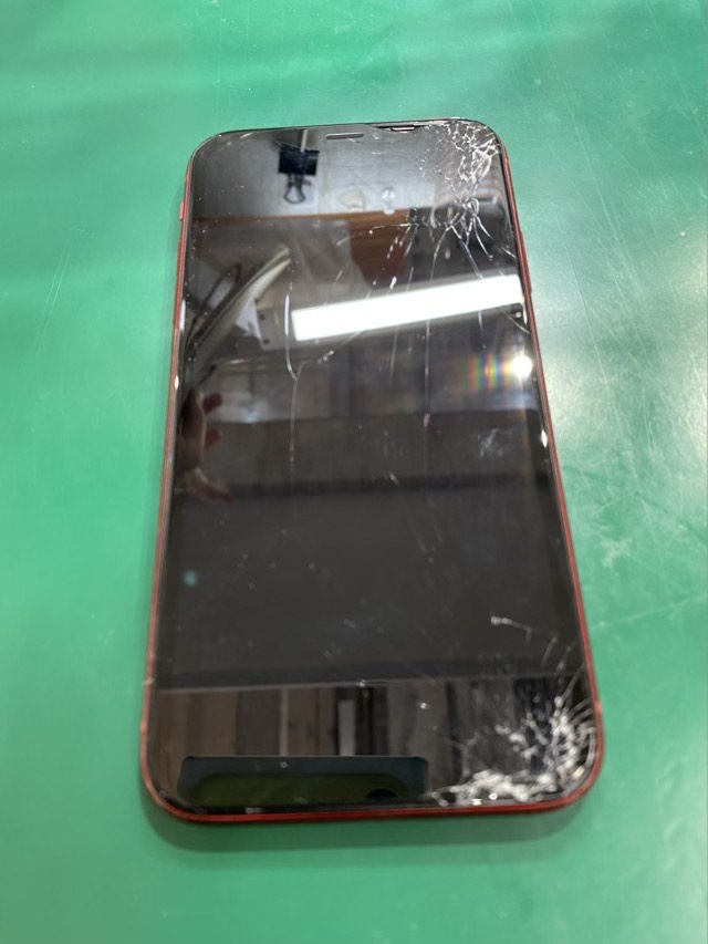 iPhoneXR(アイフォン)の画面割れの修理は【スマホ修理工房池袋P'パルコ店】にお持ち込みください！