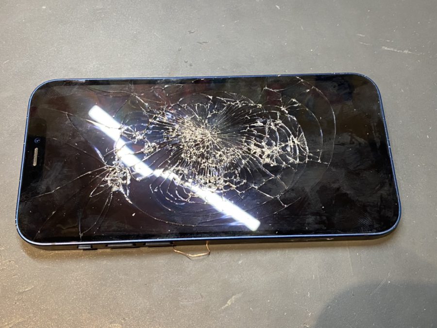 iPhone12（アイフォン）の画面修理を行いました！スマホ修理工房なんばウォーク店ならデータそのまま即日のお渡しが可能