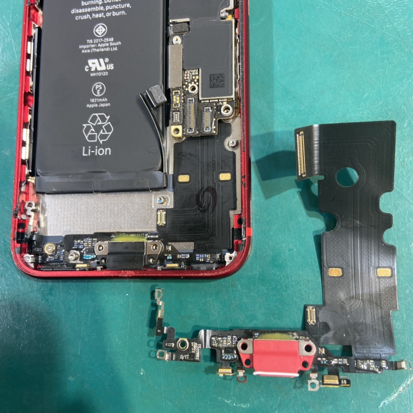 iPhoneSE2（アイフォンエスイーツー）の充電が出来ない？！充電コネクタ即日修理ならスマホ修理工房ココリア多摩センター