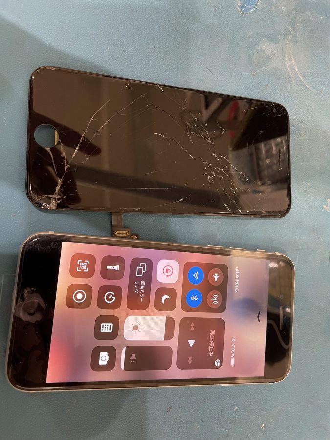 ガラスだけ割れてるけどやっぱり危ない！iPhoneSE第2世代(アイフォン)の画面修理