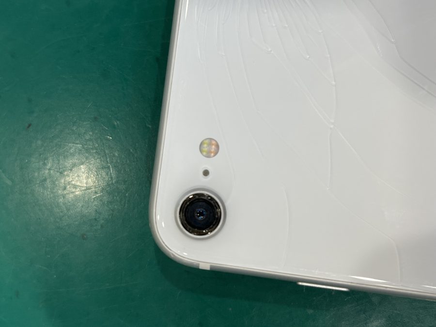 iPhoneSE2(アイフォン)のカメラ故障はスマホ修理工房ペリエ千葉店で即日修理できます♪