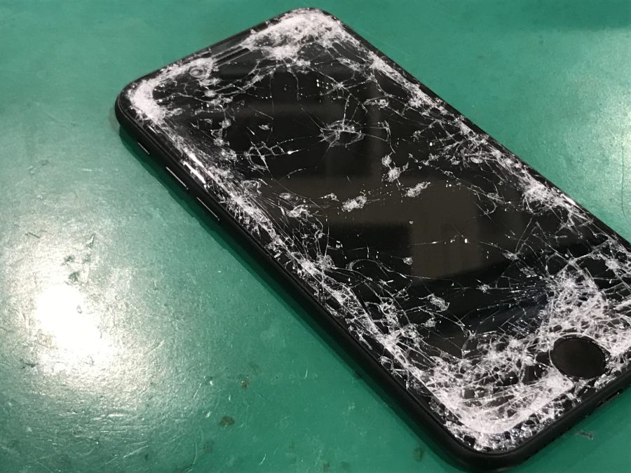 iPhone8(アイフォン)が車にひかれてしまい画面がバキバキになってしまった...そんな時はスマホ修理工房水戸オーパ店へ！