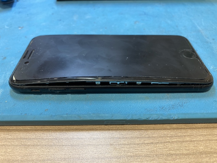 iPhone８(アイフォンエイト)画面が浮いてきたのご依頼いただきました【スマホ修理工房　仙台PARCO２店】