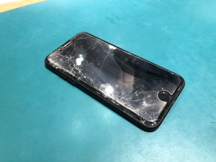 松本市のお客様よりiPhone (アイフォン)7の画面割れの修理ご依頼をいただきました！スマホ修理工房イオンモール松本店