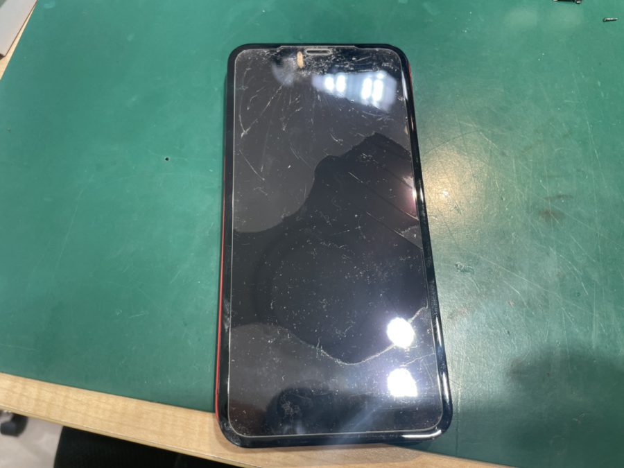 iPhone12(アイフォン)の画面が割れてしまったら、スマホ修理工房新宿PePe店へお任せ下さい✨